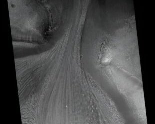 На фотографиях с Марса заметили следы движения ледников